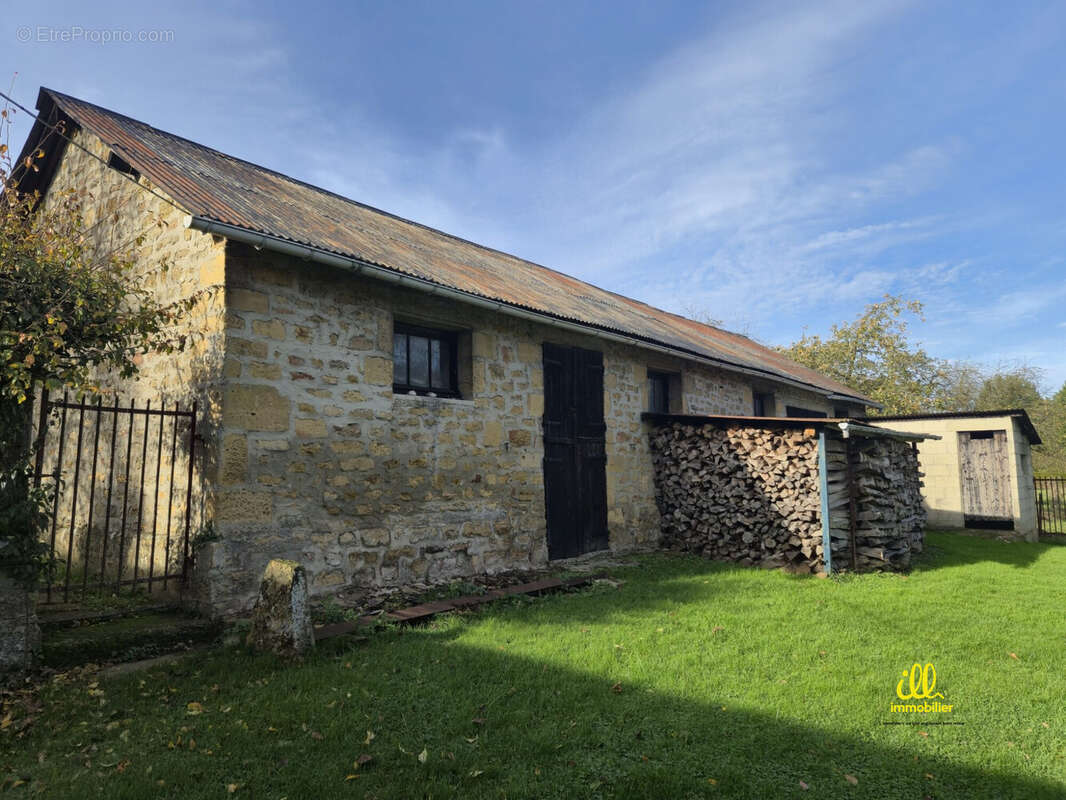 Dépendances dans jardin - Maison à SEDAN