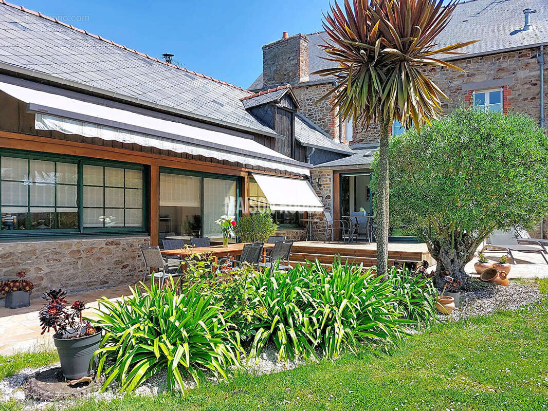 Maison hyper centre ville avec beau jardin arboré, suite parentale et cuisine de chef au coeur de Lamballe - photo 3
