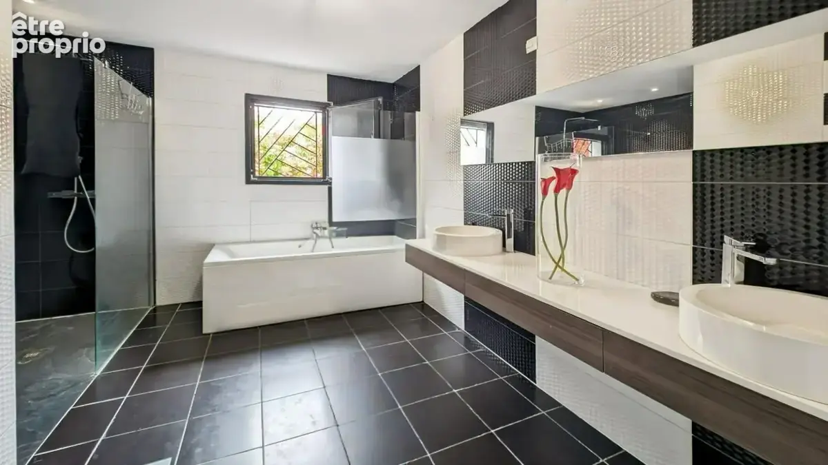 Grande maison de plain-pied avec garage et piscine - photo 15