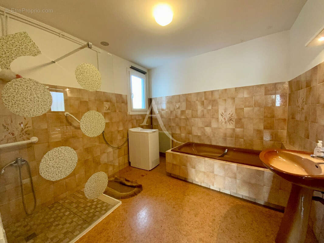 Maison à SAINT-GENIS-DE-SAINTONGE