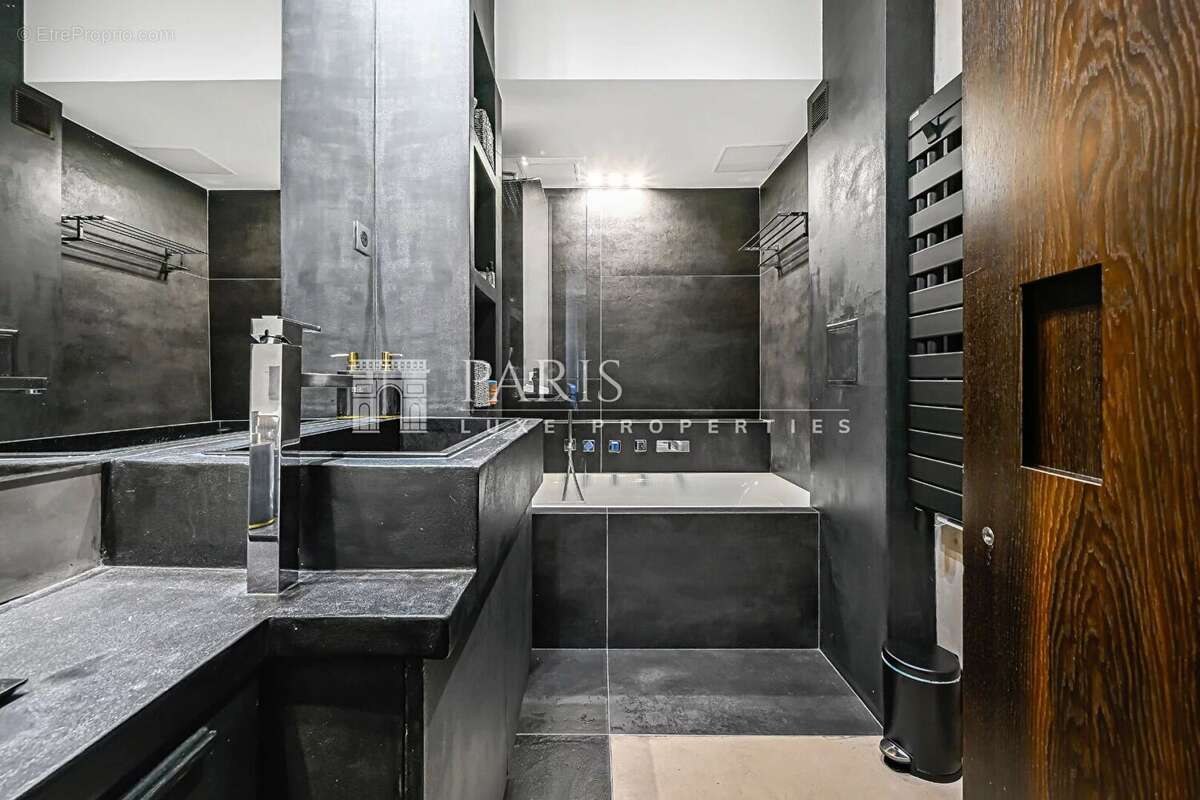 Appartement à PARIS-17E