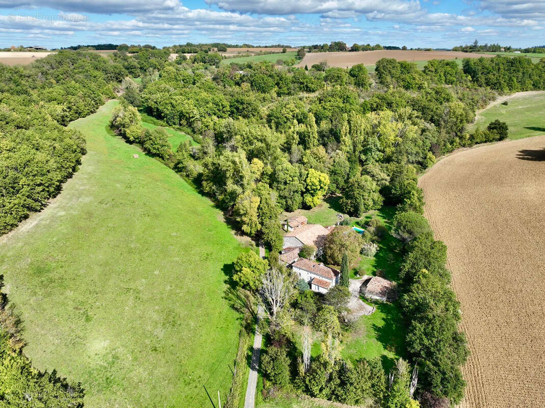 Maison à SAINT-MARTIN-DE-BEAUVILLE