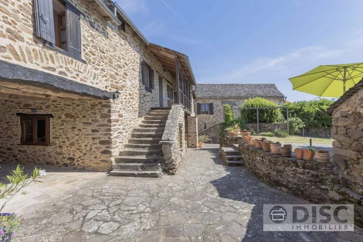 Corps de ferme rénovée avec spacieux gîte indépendant, dépendance, piscine et superbes vues. - photo 19