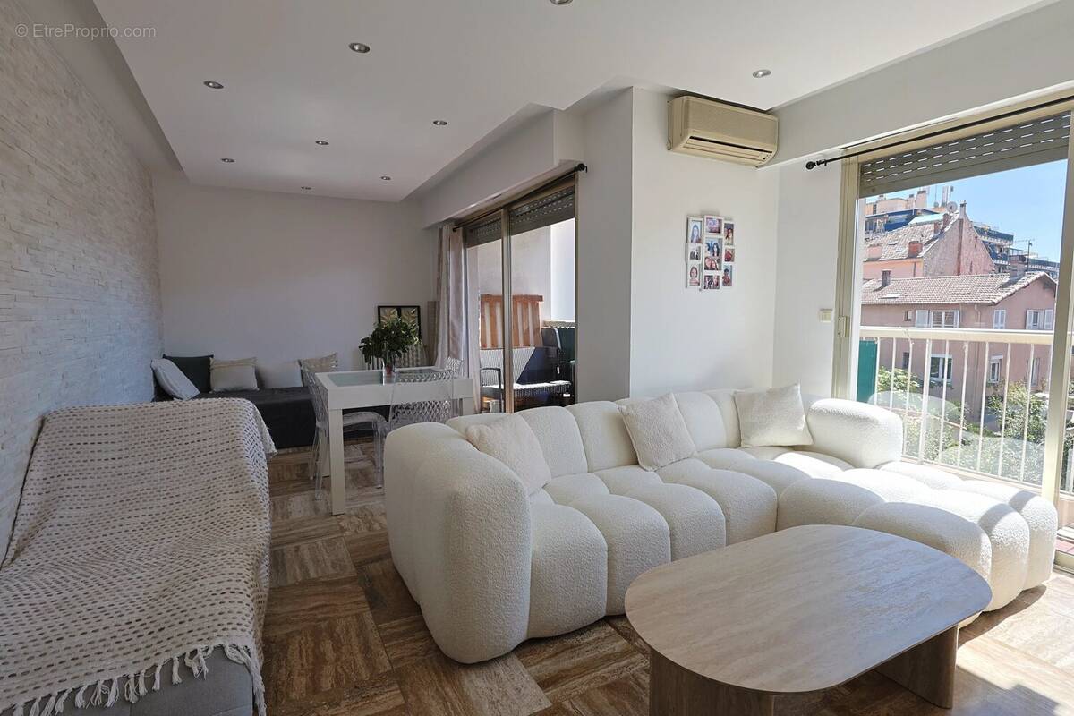 Appartement à VALLAURIS