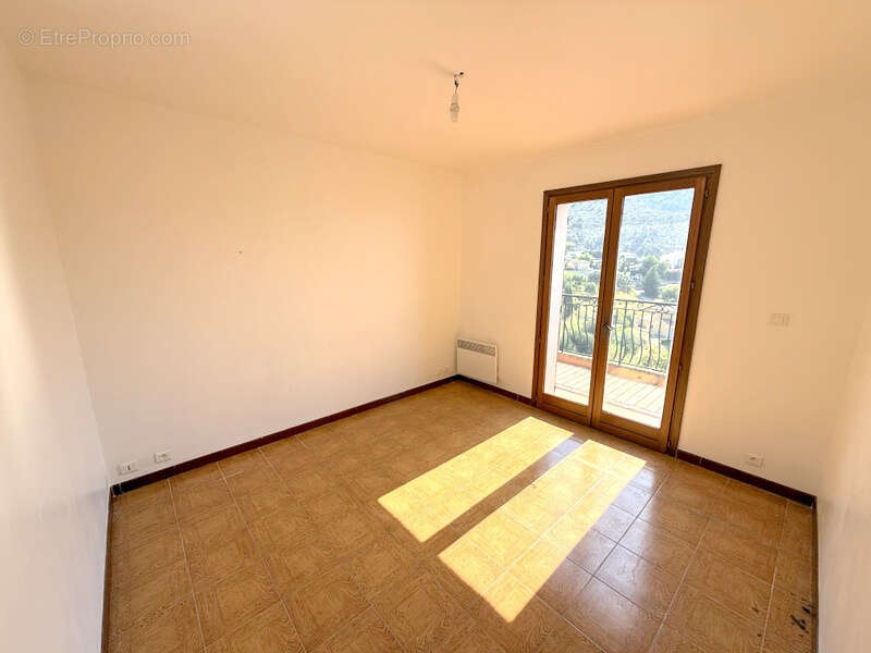 Grand 4 pièces au dernier étage de maison avec terrasses, parkings et vue mer. - photo 5