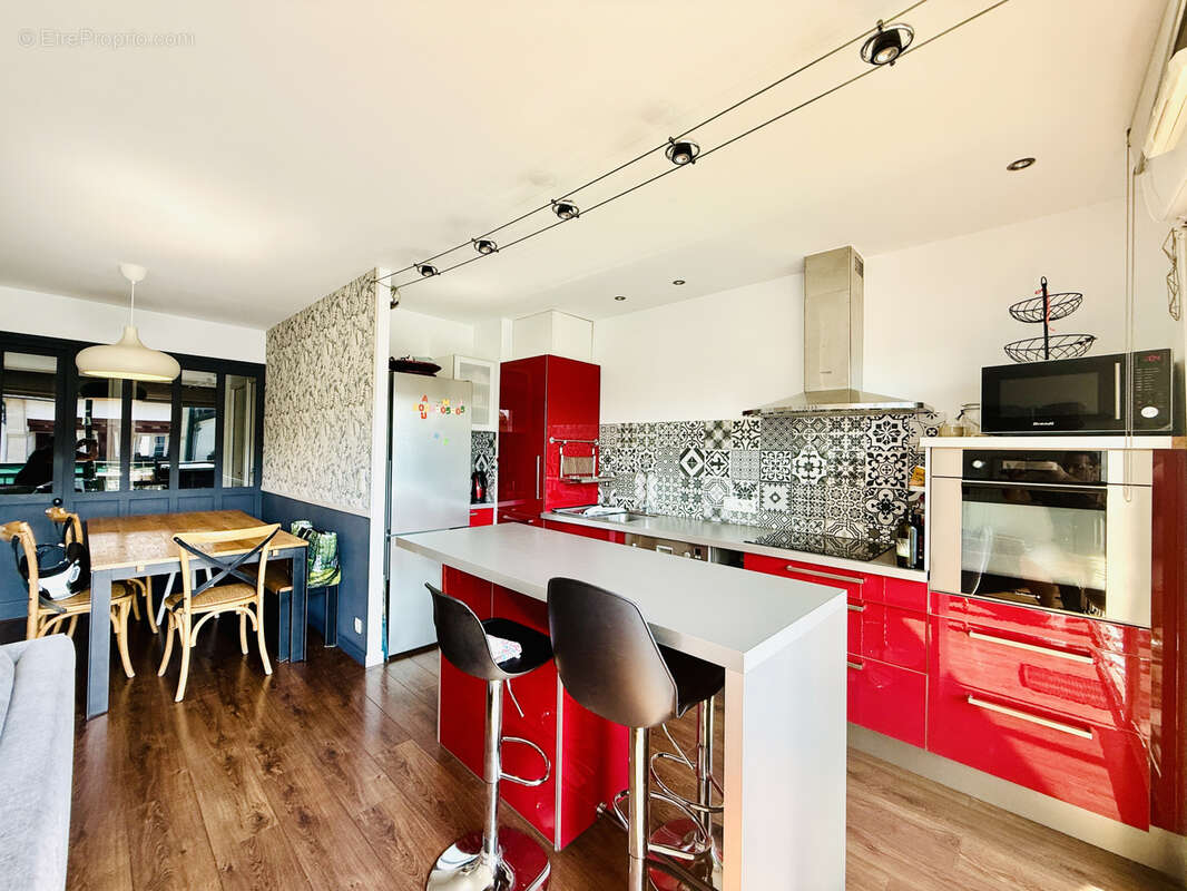 Dernier étage, superbe T3 traversant de 65 m2 avec grande terrasse, parking et cave, à seulement 10 minutes de - photo 5