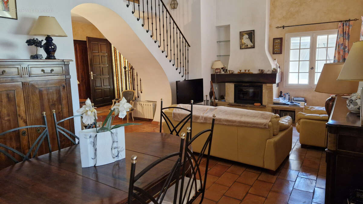 Langlade, en vaunage, villa traditionnelle r+1 avec dependances - photo 4