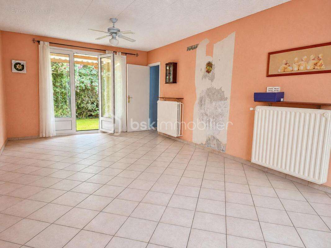 Maison semi-individuelle avec jardin arboré et garage, à rénover selon vos envies ! - photo 3