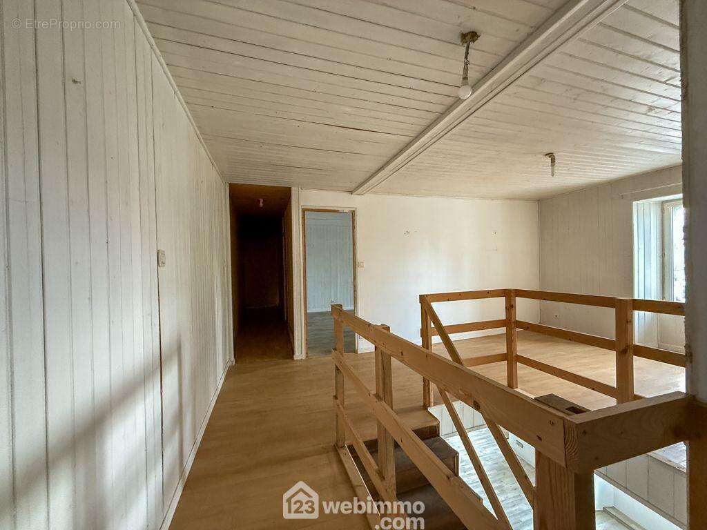 Une pièce palière de 13 m² dessert l&#039;étage : - Maison à SAINT-MESMIN