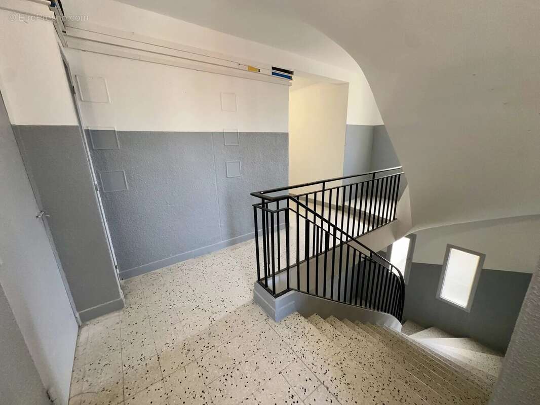 Studio rénové, 3 ieme étage, sur 4 secteur St Martin - photo 11