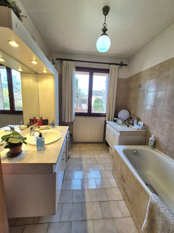 Maison 6 pièces avec dépendance - photo 8