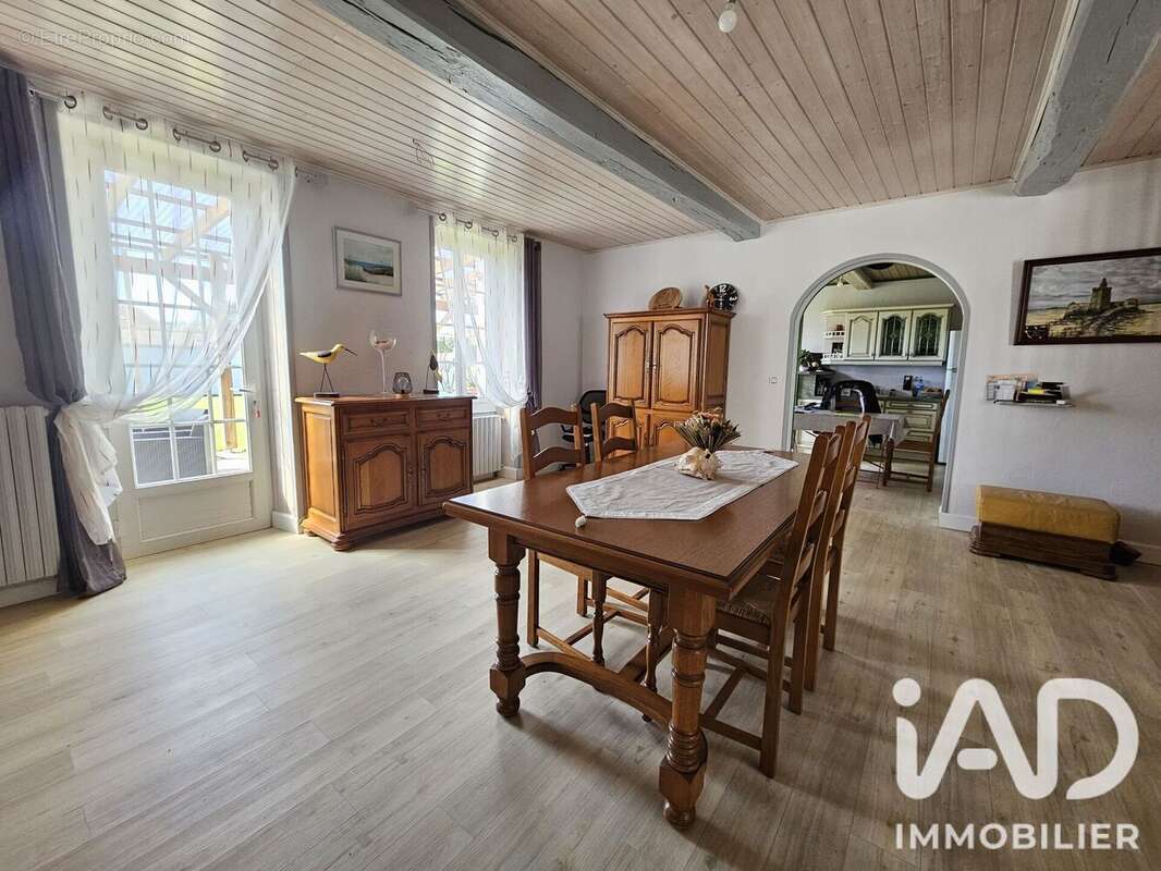 Maison 170 m² à Corme-Ecluse  - photo 5