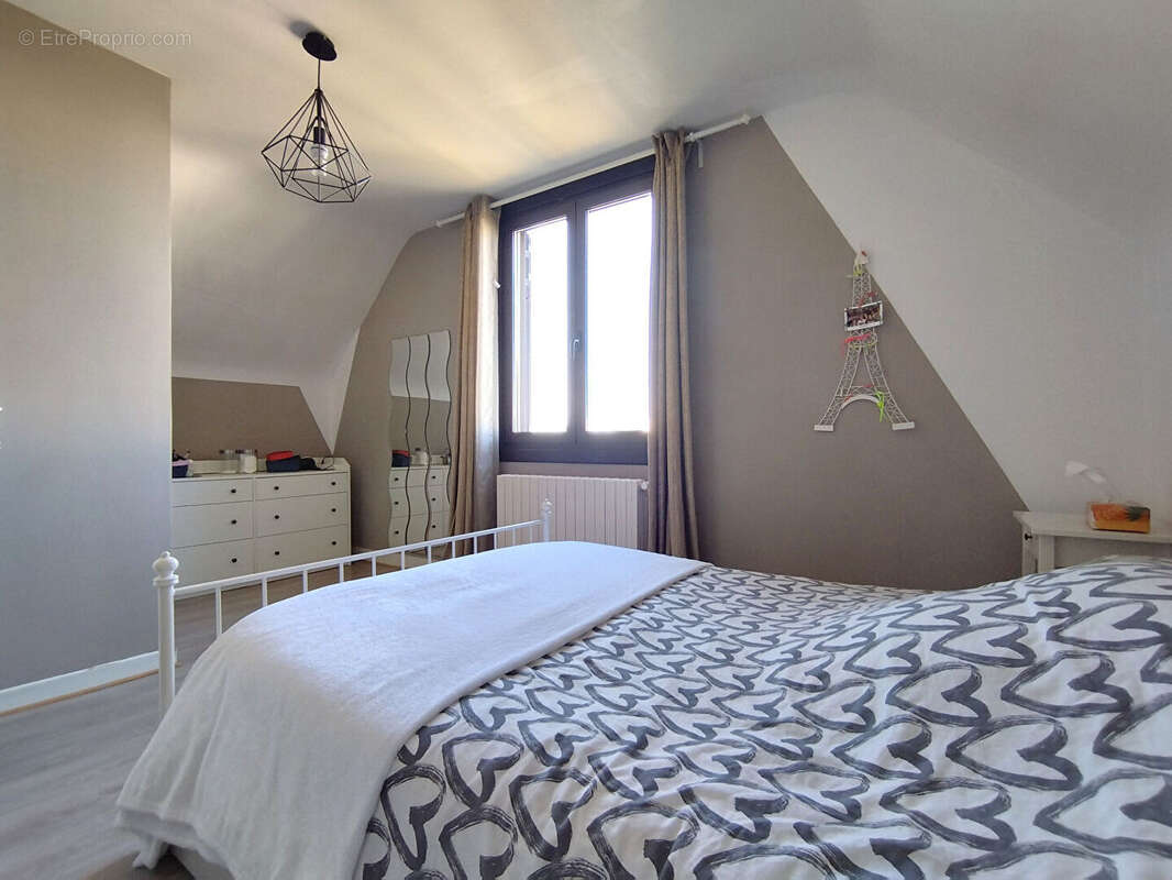 Un véritable cocon familial avec 5 chambres, deux garages et un magnifique jardin, à seulement quelques minutes de Tours et de l - photo 13