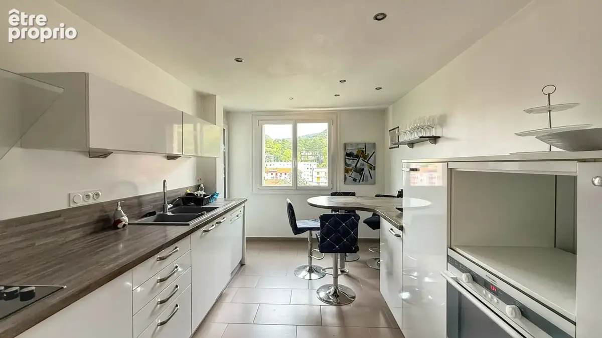 VOIRON - T6 de 144 m2 avec balcons, garage et caves - photo 3
