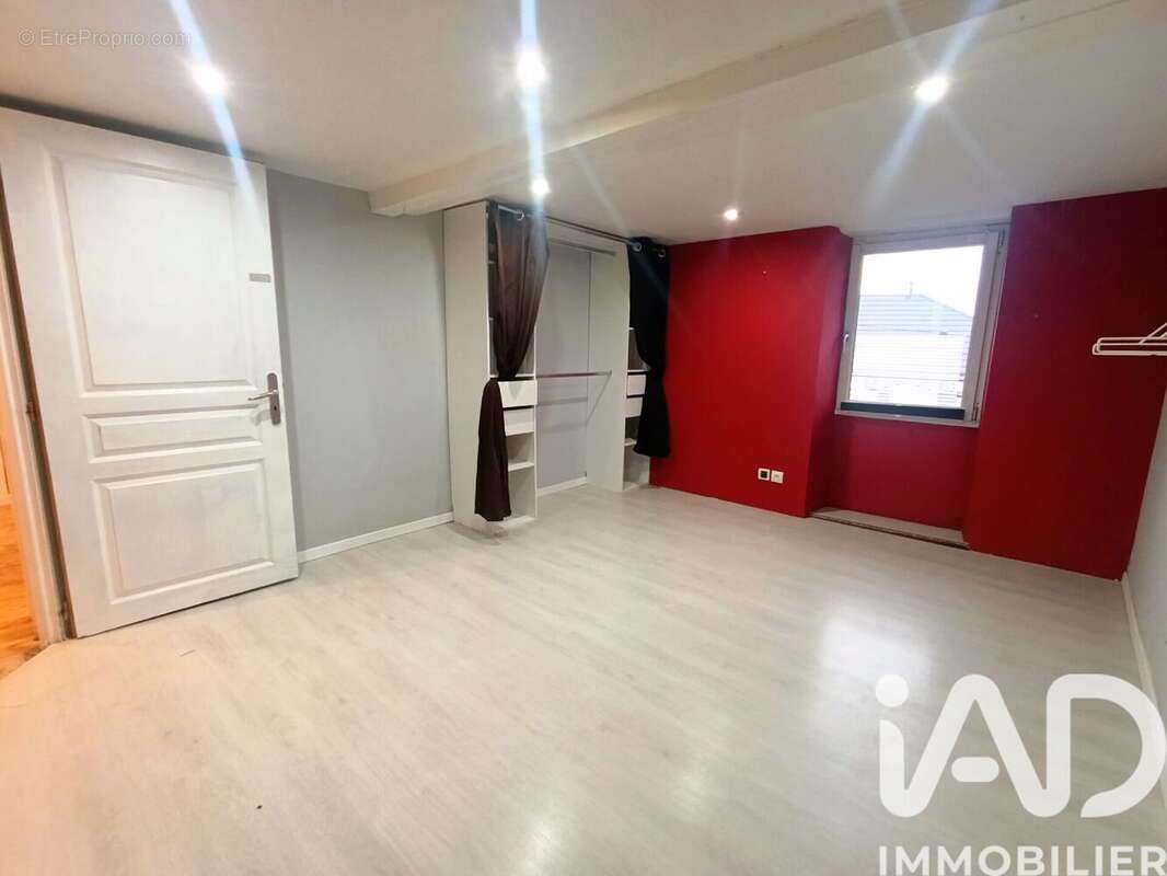 Maison 225 m² à Saint-Bonnet-La-Riviere  - photo 8
