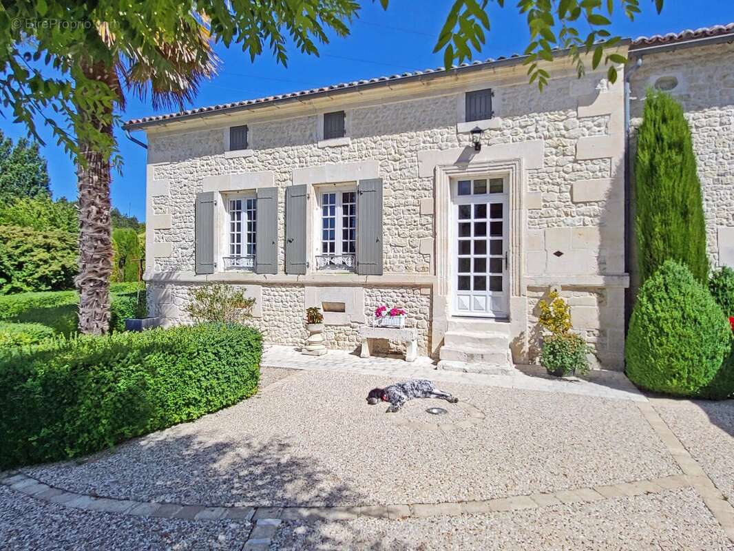 Très jolie maison familiale en pierre, comprenant 4 chambres, avec piscine et grande grange sécurisée. - photo 14