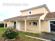 Vue avant avec préau - Maison à LA CELLE-SAINT-AVANT