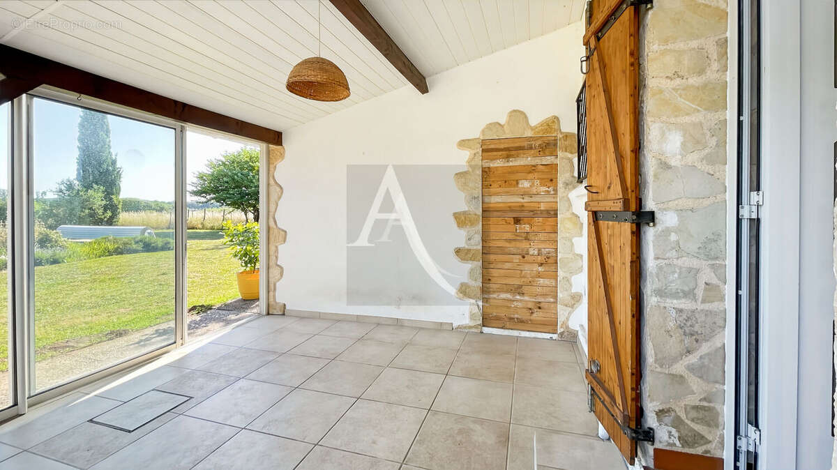 Maison avec dépendances, piscine et terrain plat - 3 chambres - 1 bureau - photo 4