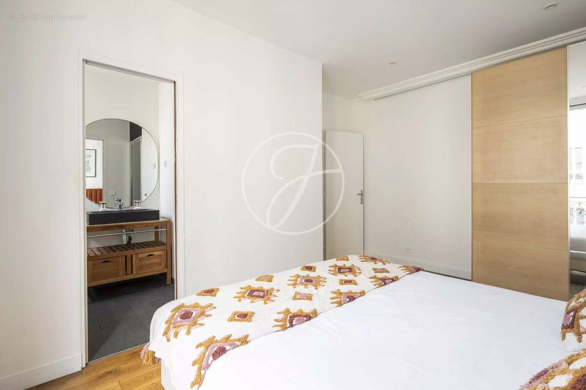 Appartement à PARIS-16E