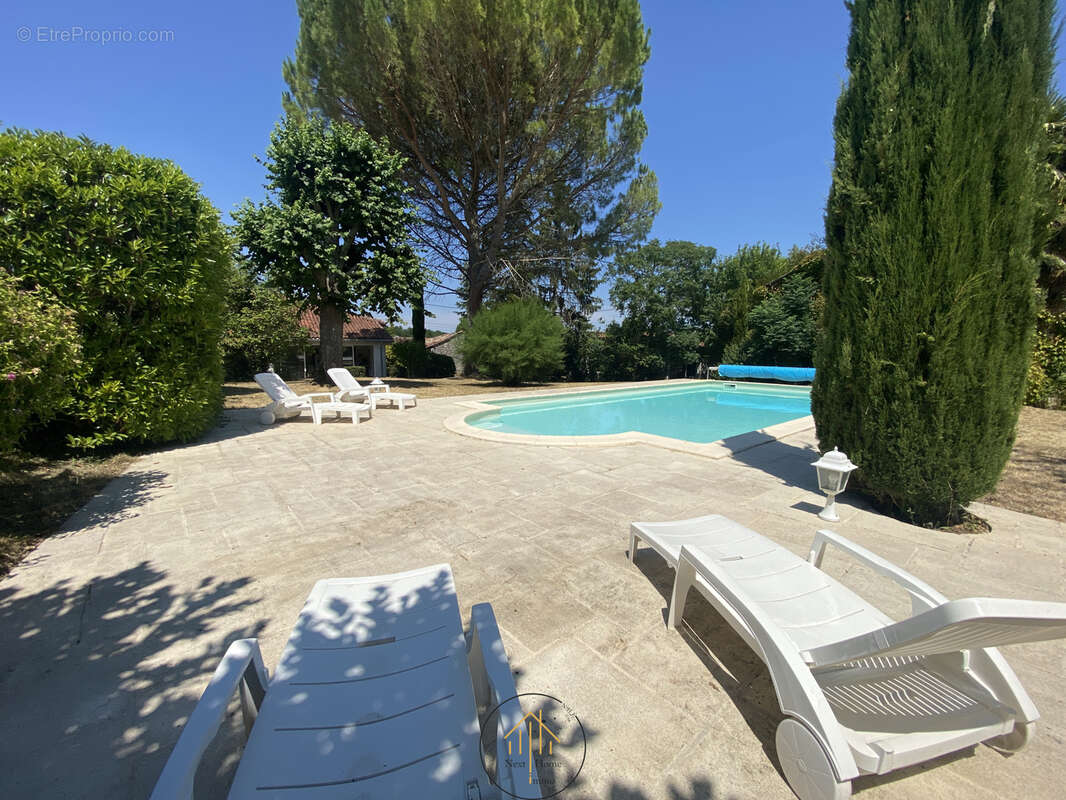 Ensemble immobilier   2 maisons + garages + grange   Bessac (16) - photo 2