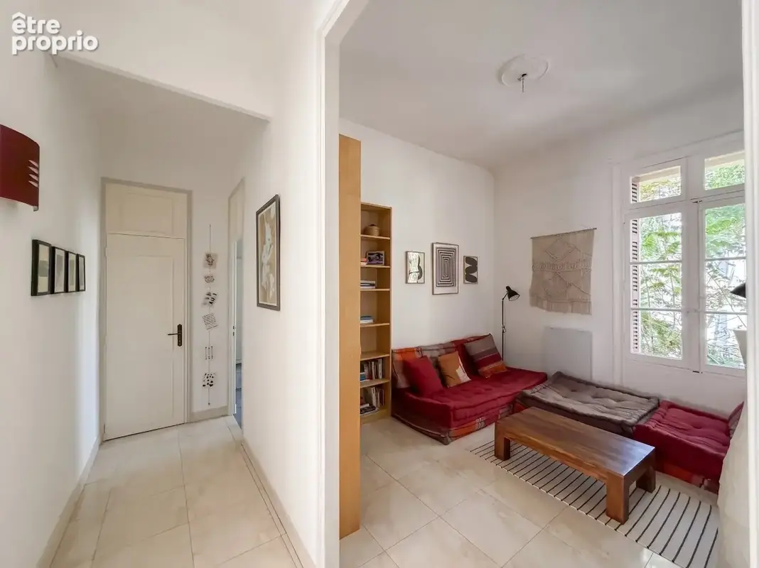 Cur de ville  Duplex de caractère avec terrasse et garage. - photo 5
