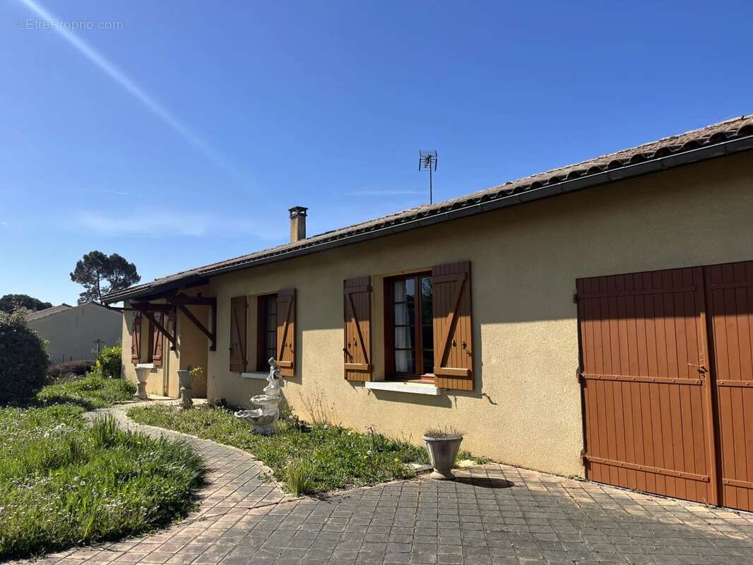 MAISON de plain-pied avec garage et jardin. - photo 11