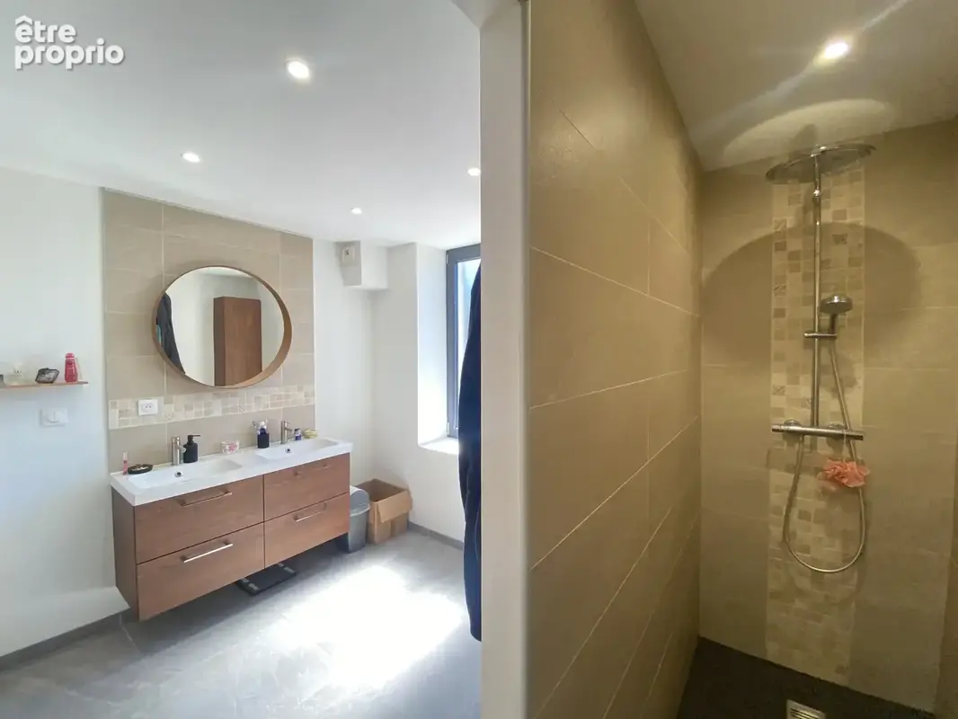 Maison familiale avec piscine à Saint-André-le-Puy — 226 m2 sur 930 m2 clos et arboré - photo 15