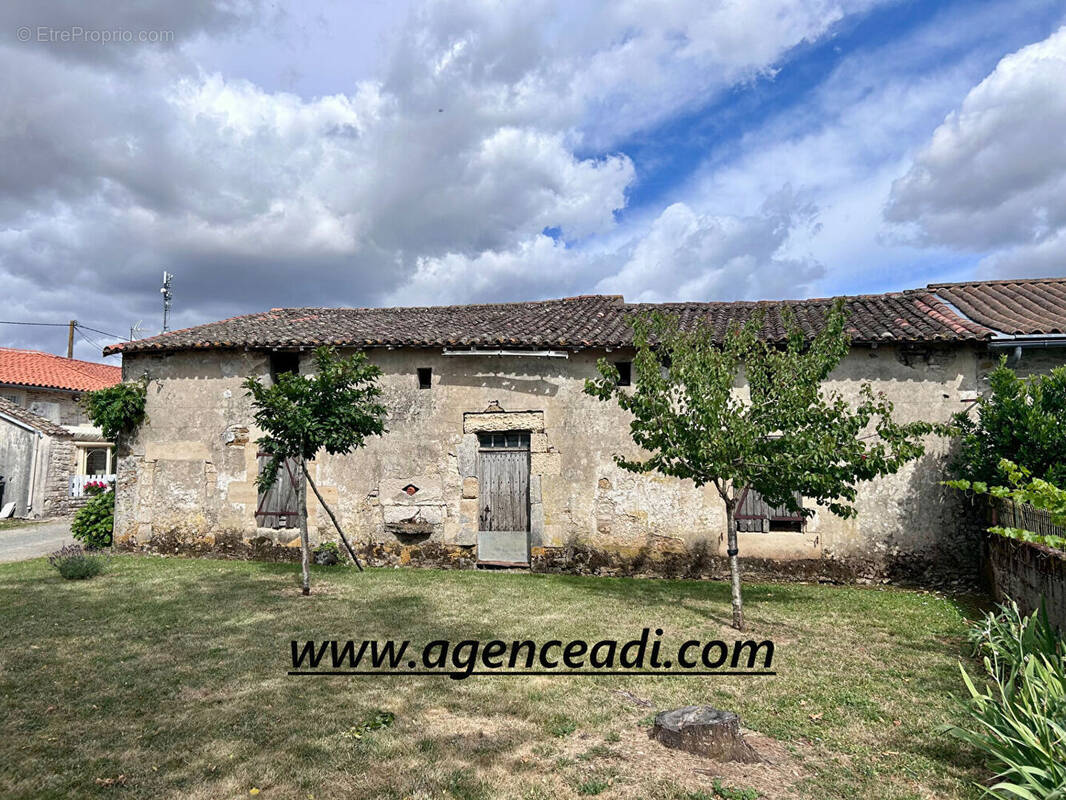 Maison à SAINTE-NEOMAYE