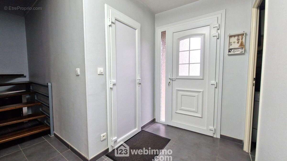 L'entrée de 3 m² mène vers... - Maison à LAON