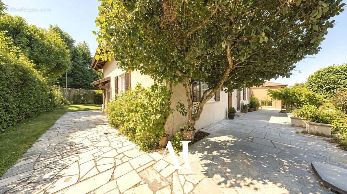 Maison 266 m² à Gex  - photo 5