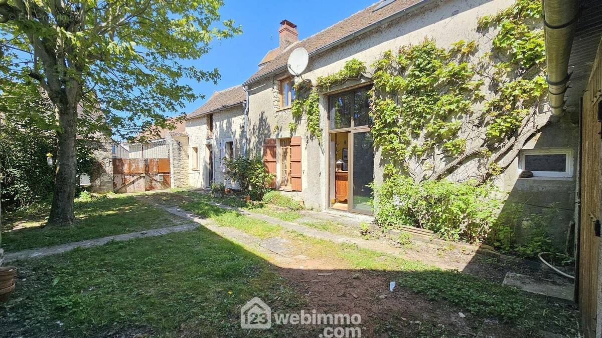 Venez visiter cette belle maison en pierre d'une surface de 120 m². - Maison à LARCHANT
