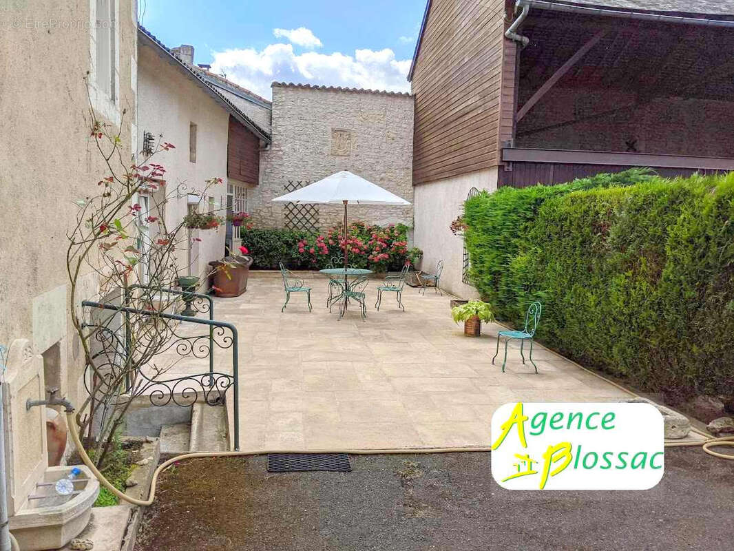 Maison de caractere avec dependances // centre bourg mirebeau - photo 5
