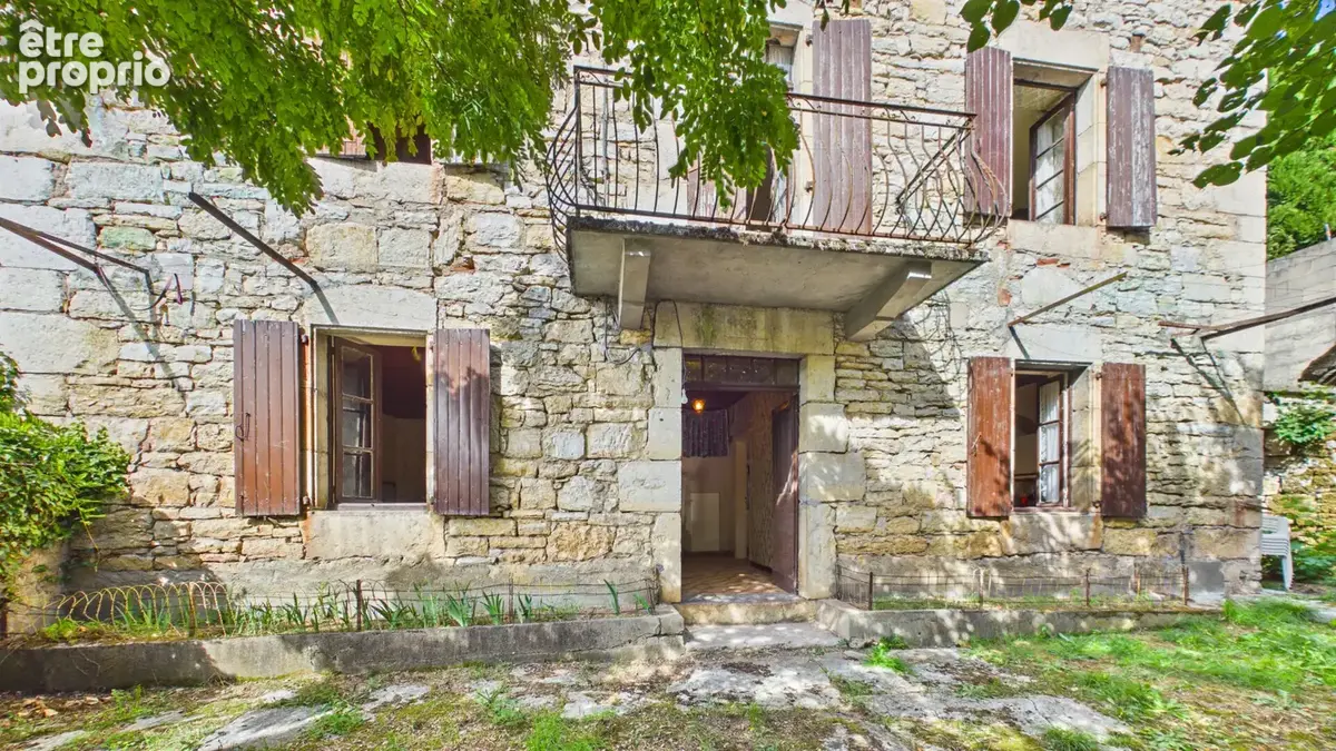 Maison de village en pierre à rénover avec cour intérieure, four à pain et dépendance - photo 2