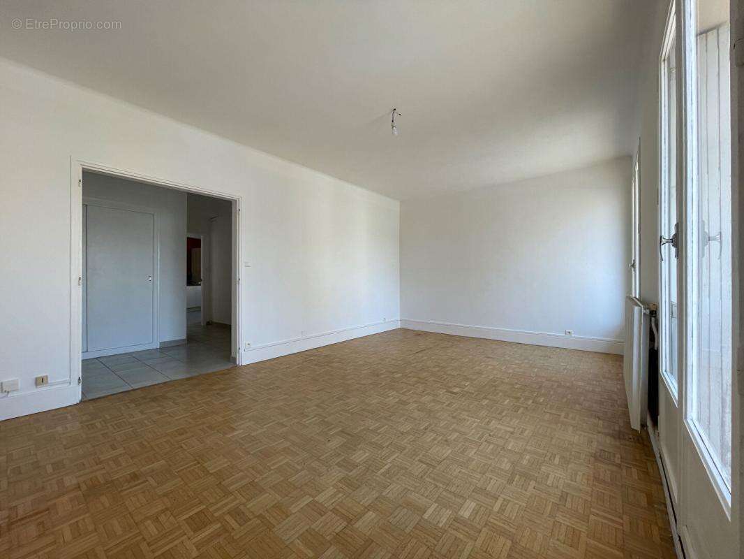 T3 lumineux et spacieux de presque 90 m2 sans vis-a-vis- Centre-Ville Quimper - photo 4