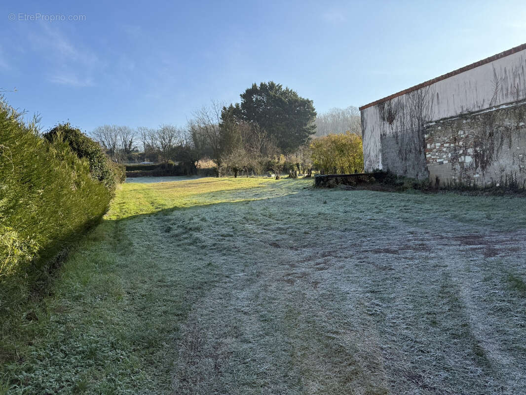 Terrain à DESCARTES