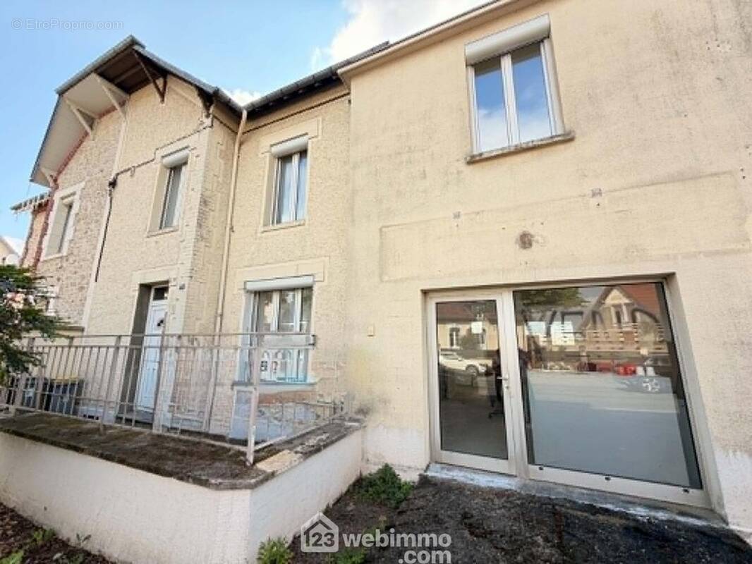 Maison de ville idéalement située d'une surface de 100 m² comprenant ... - Maison à LAON