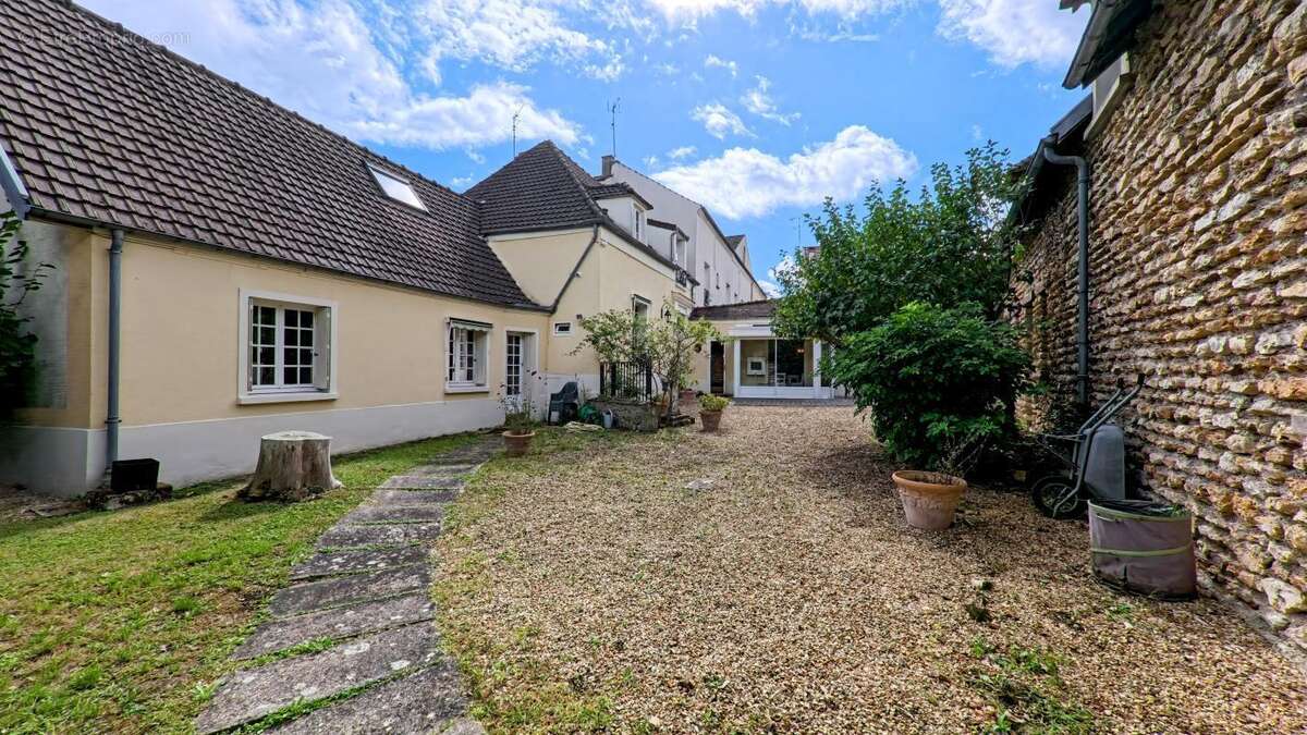 Maison à CHEVRY-COSSIGNY