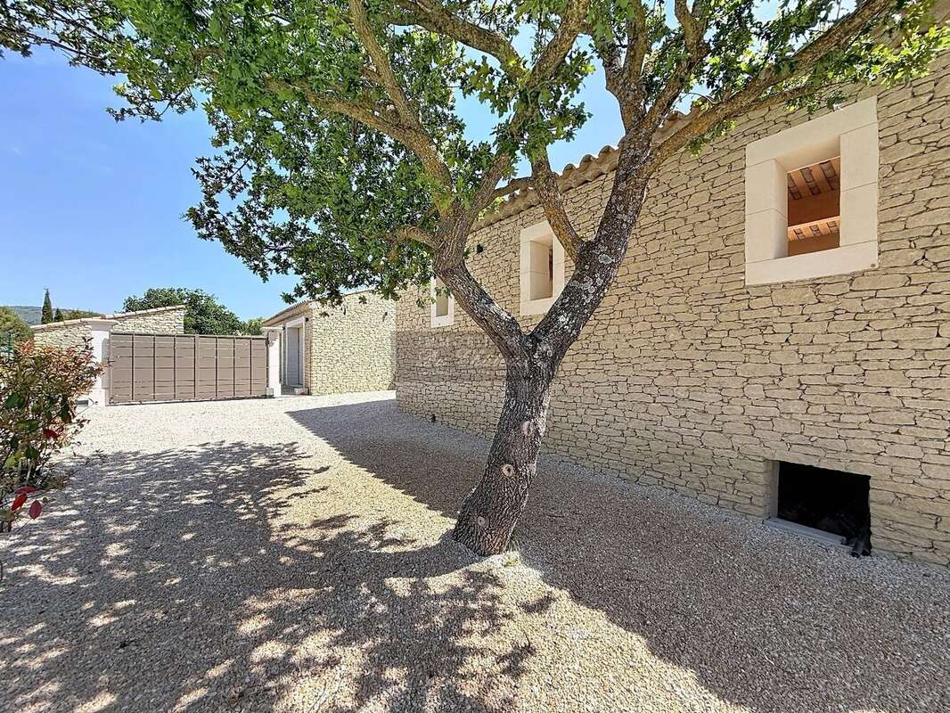Élégante propriété en pierre neuve avec piscine et pool-house dans un environnement privilégié - photo 4