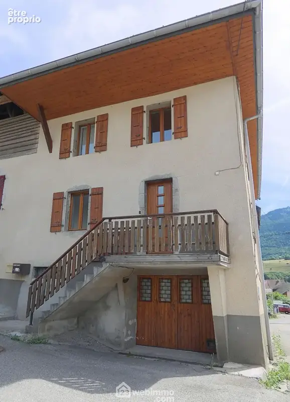 Située dans le paisible hameau de Verchères, sur les hauteurs de Faverges, découvrez cette maison de village mitoyenne