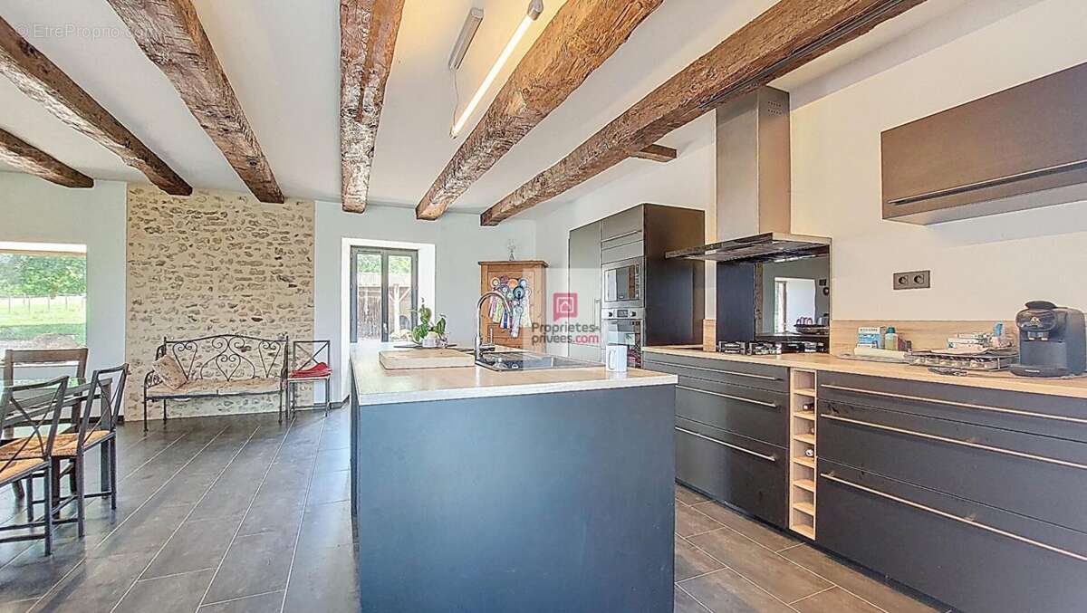 Rouffignac: au calme, sans voisins, corps de ferme avec maison rénovée en 2021. Jardin 5 hectares autour - photo 9