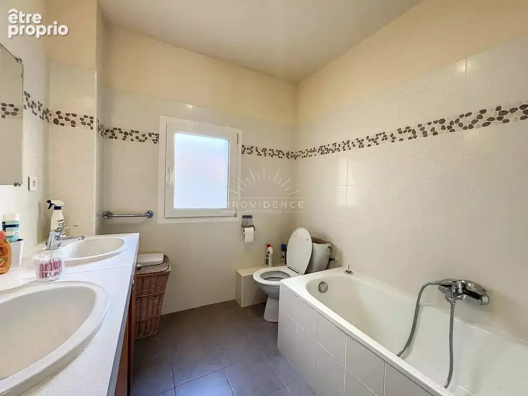 Appartement 4 pièces de 140 m² - Bourgeois avec potentiel, Cannes Centre - photo 14