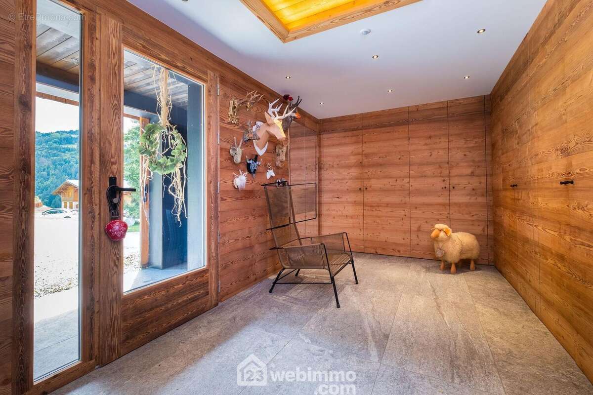 L'entrée donne sur le ski room équipé avec rangements, porte-skis avec évacuation au sol et sèche-chaussures pour plus de confort. - Maison à NOTRE-DAME-DE-BELLECOMBE