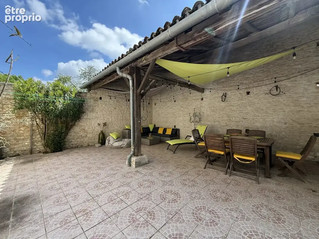 Belle maison de village rénovée avec 5 chambres, dépendances et jardin, située entre Ruffec et Civray - photo 11