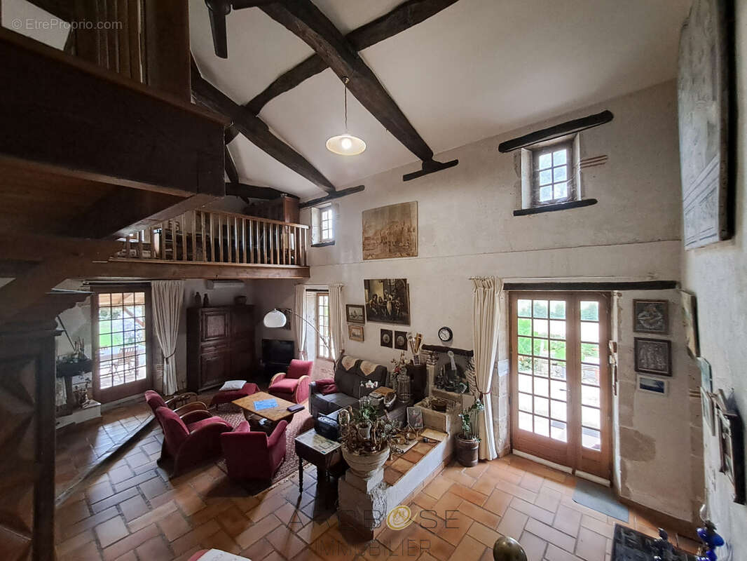 Maison familiale en pierre avec vue panoramique, verger et dépendances. - photo 29