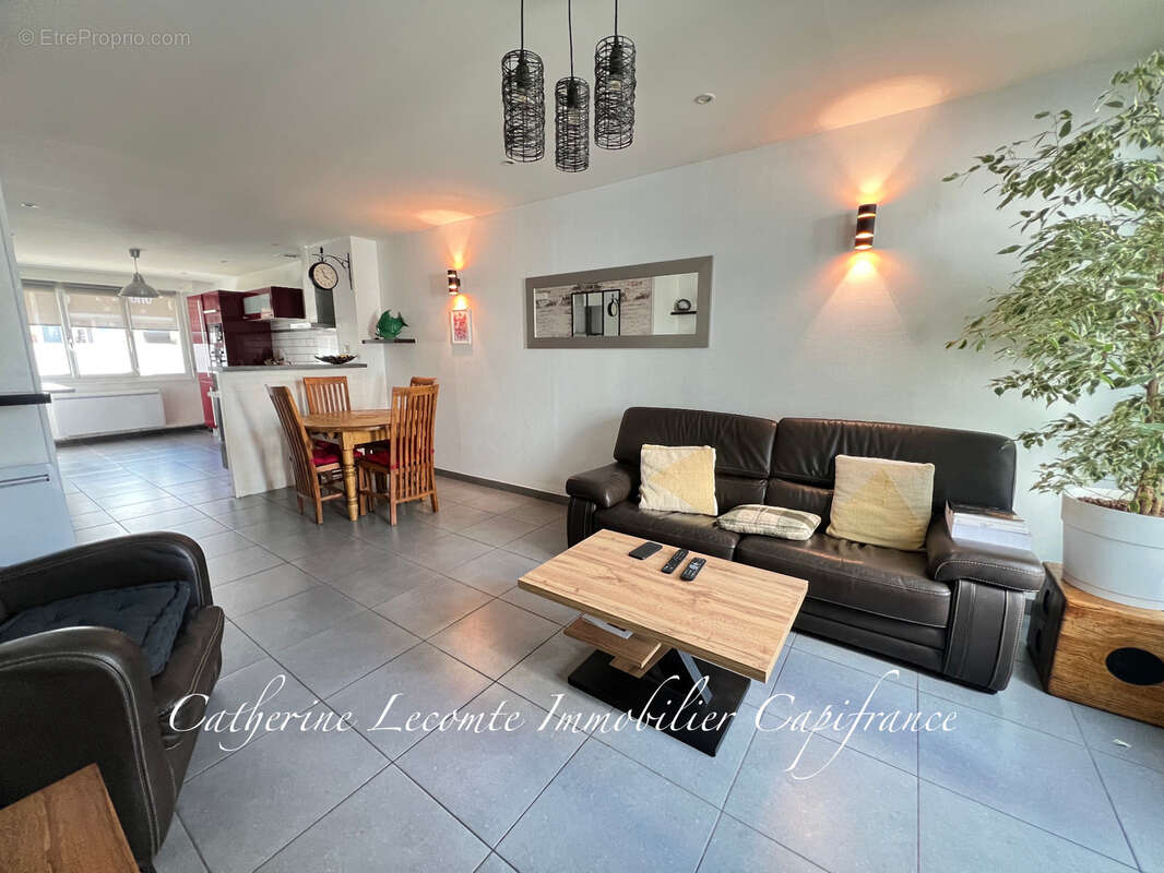À vendre - desvres - maison 132 m2 -  5 pièces - 4 chambres - jardin clos - terrasse - photo 2
