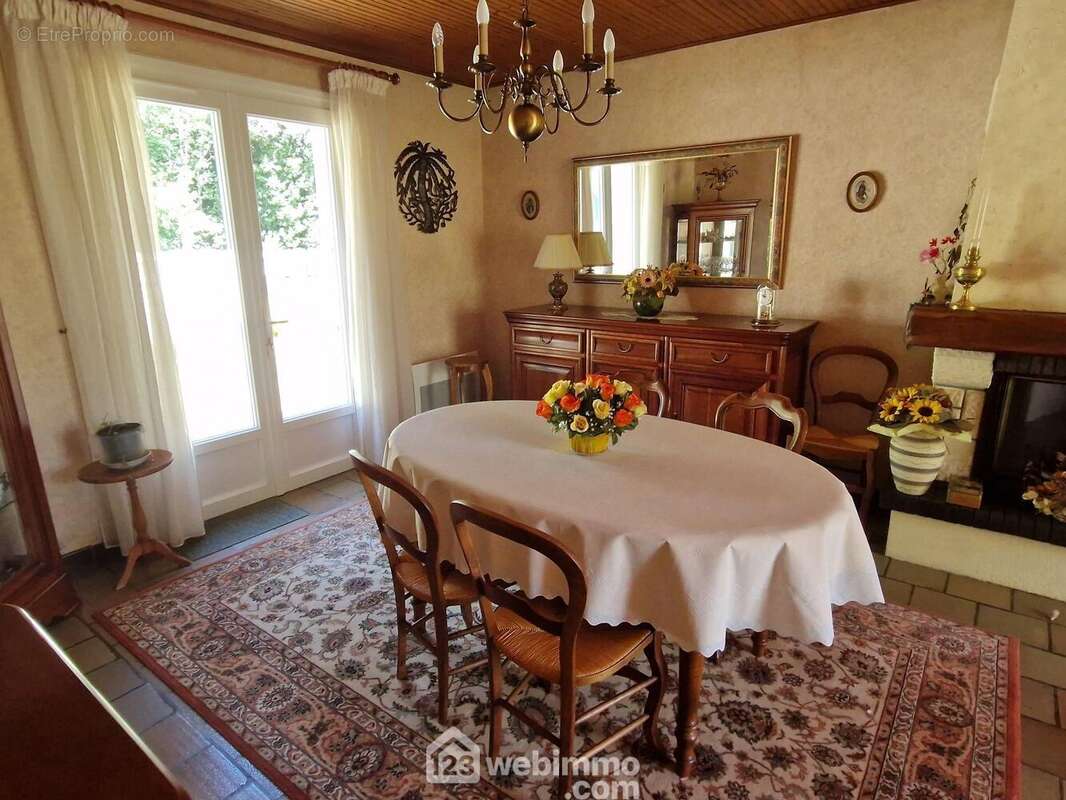 La salle à manger. - Maison à MOUTIERS-LES-MAUXFAITS