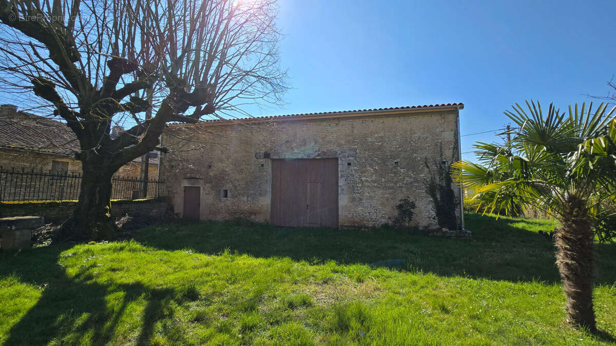 Maison à SAINT-PIERRE-D'EXIDEUIL