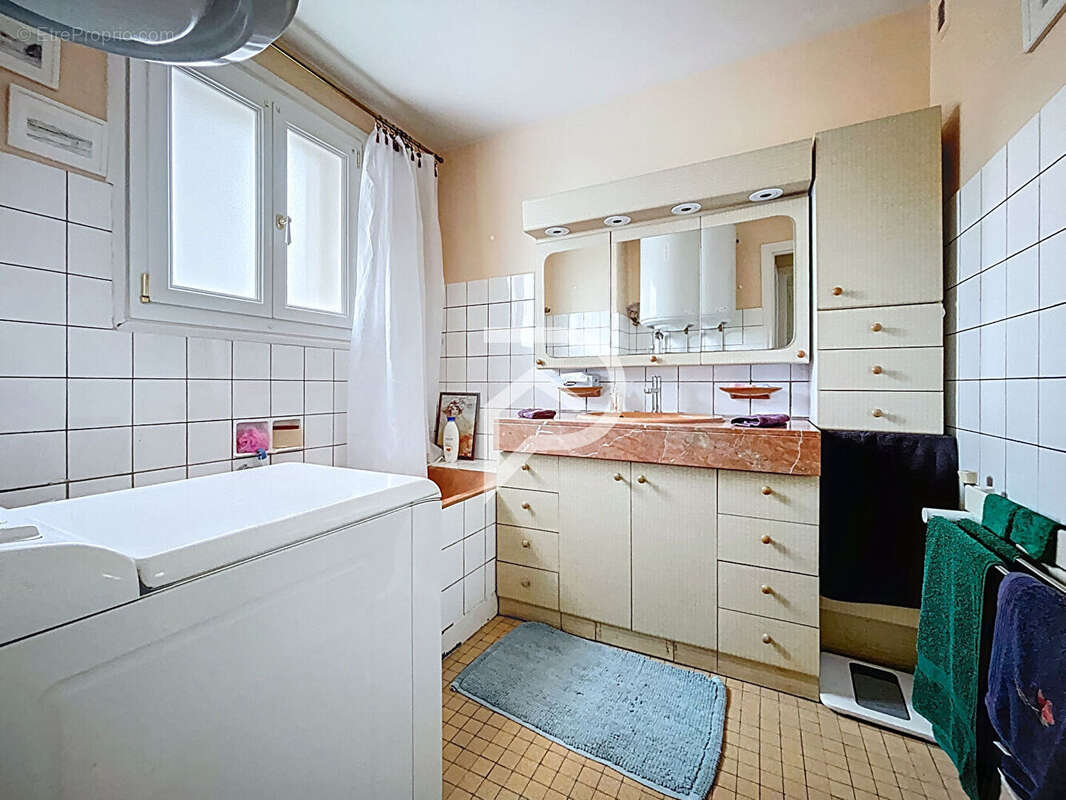 Appartement à COURBEVOIE