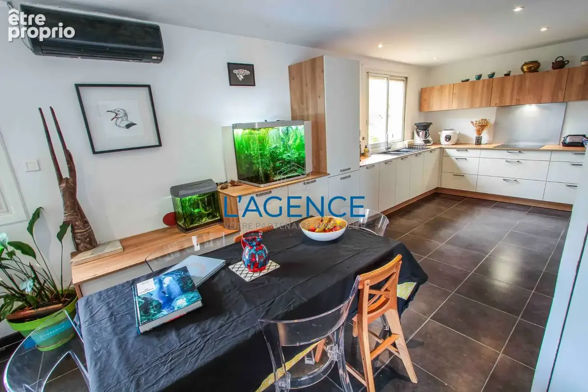 Appartement 5 pièces de 146m2 habitables  au premier et dernier étage avec 2 stationnements extérieur - photo 2