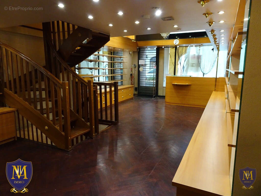 Saint-louis en plein coeur grand local commercial de 137 m2 avec vitrine - photo 2
